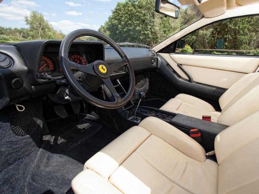Интерьер Ferrari Testarossa 1986 года  (фото 22 из 30)